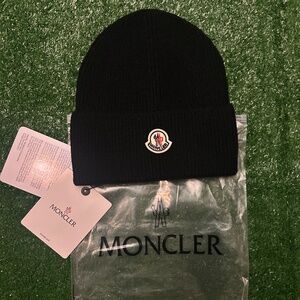 Moncler black beanie for mens